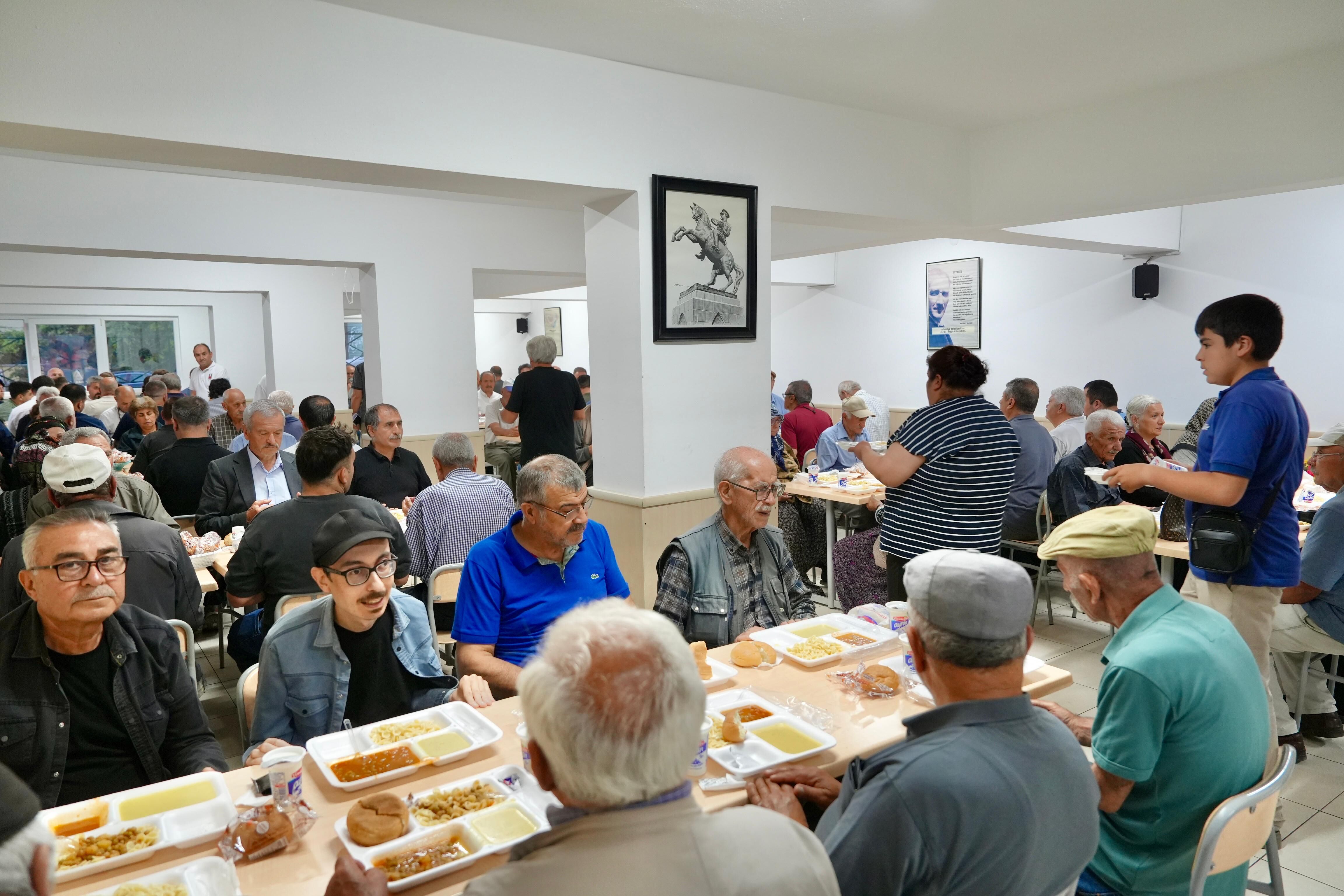 Başkan Ünlüce Muharrem iftarında vatandaşlarla buluştu