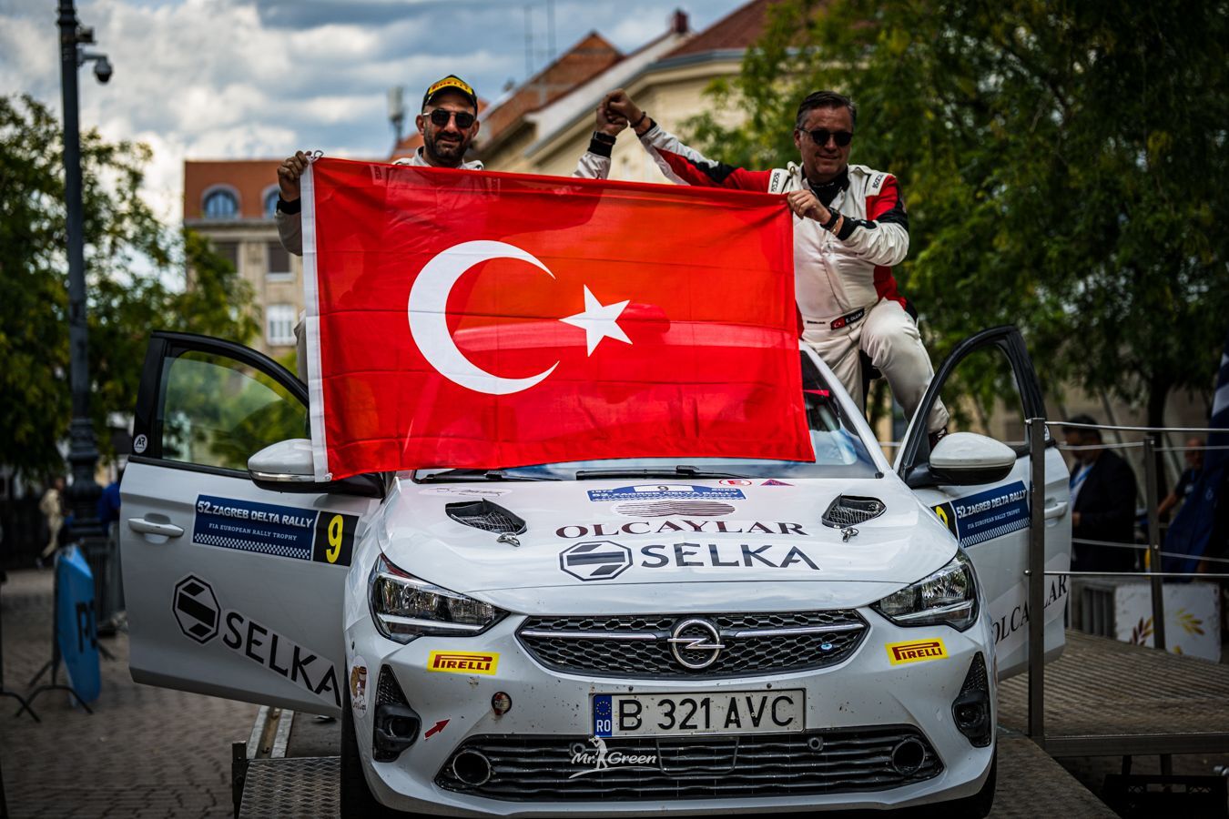Yine göğsümüzü kabarttılar!
