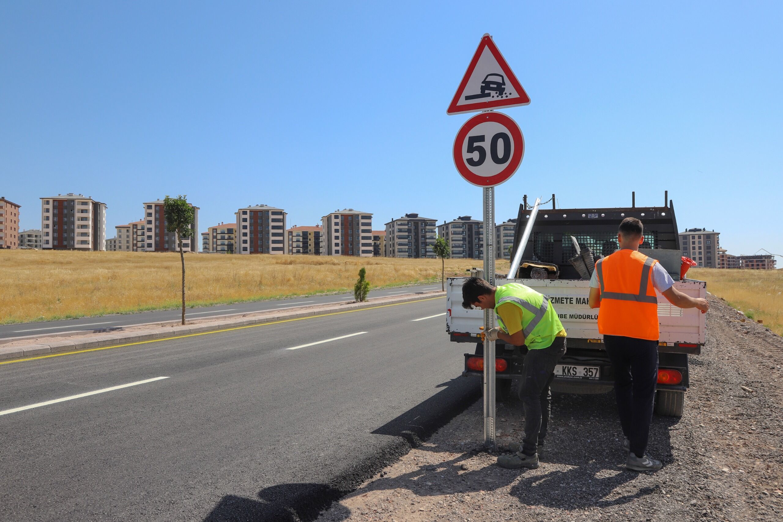 Bakımı tamamlanan yollar çizgileriyle güvenli hale geliyor