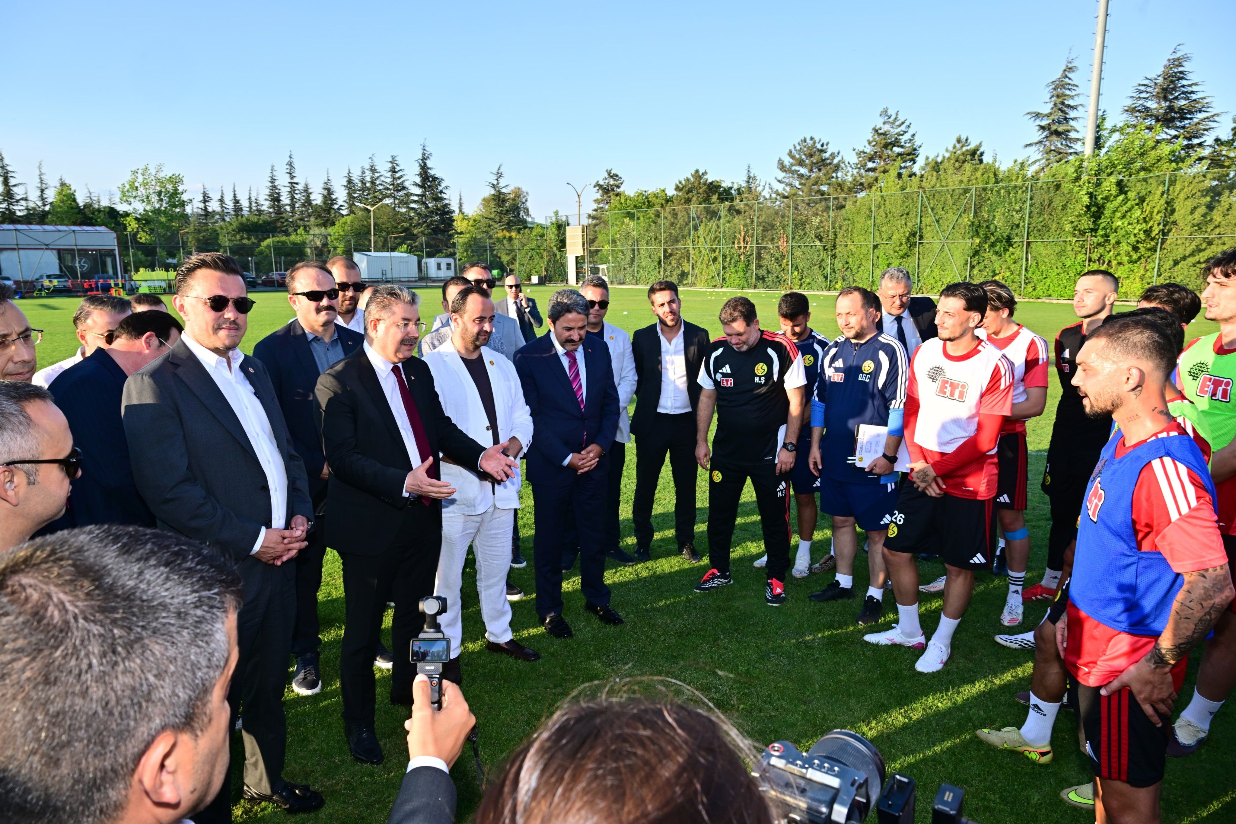 Vali Yılmaz ve Nebi Hatipoğlu'ndan Eskişehirspor'a ziyaret