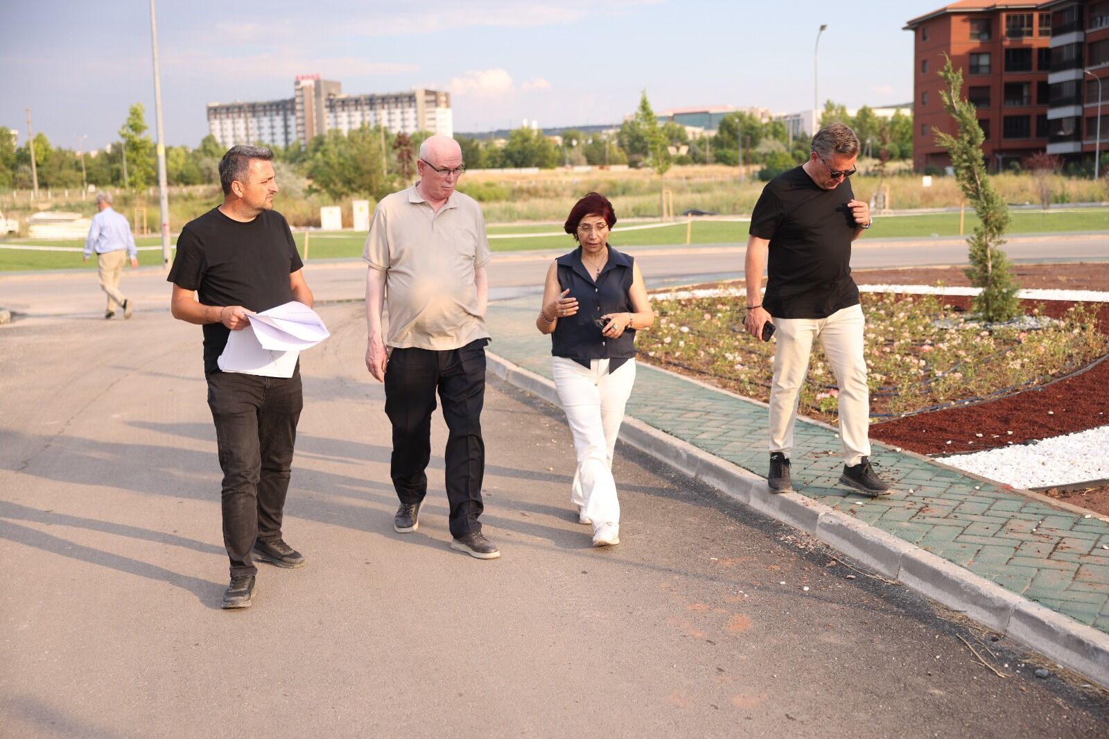 Kızılyer’de park yapımı ve peyzaj çalışmaları sürüyor