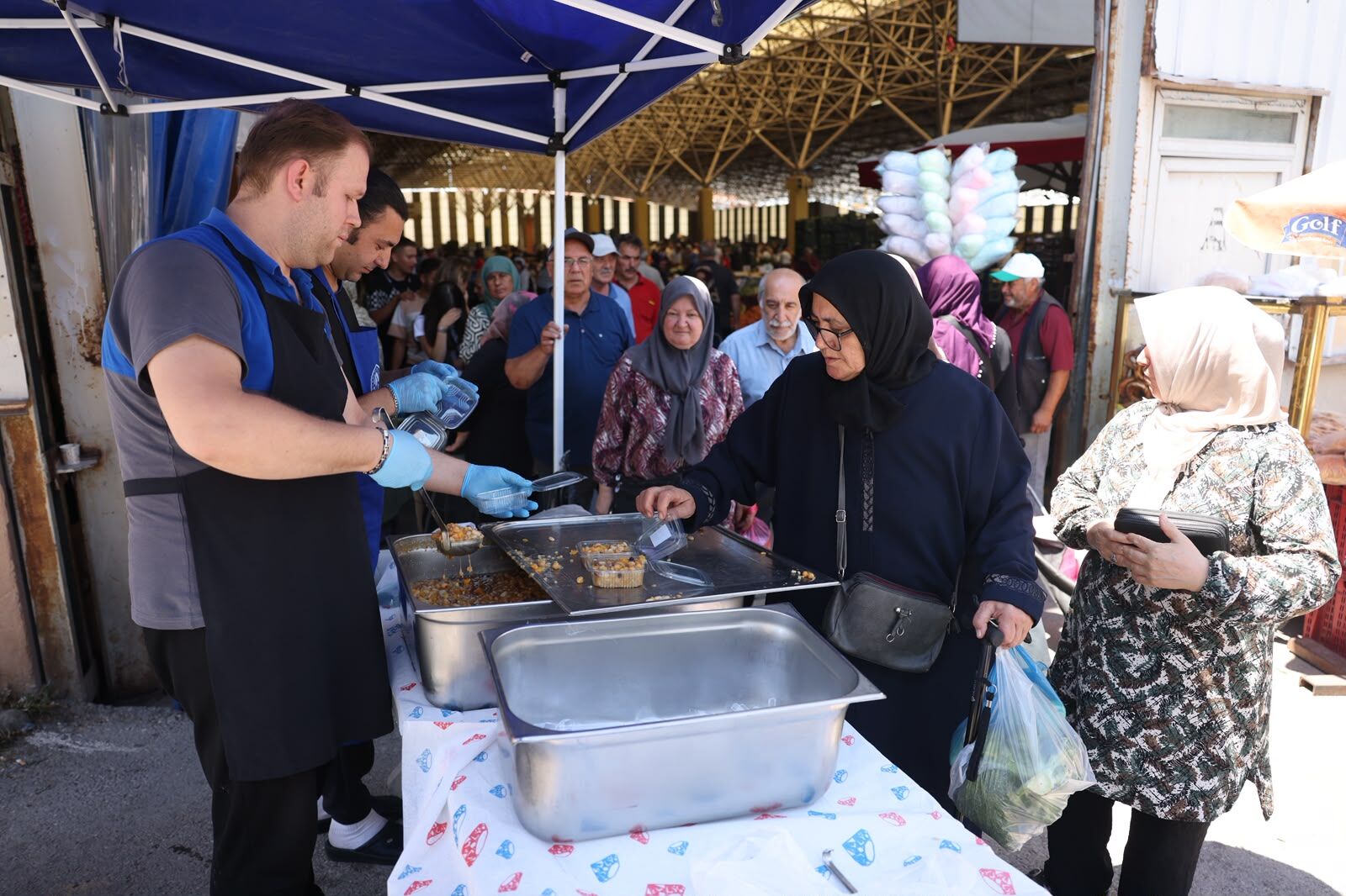 Odunpazarı'nda 15 bin kişiye aşure dağıtıldı