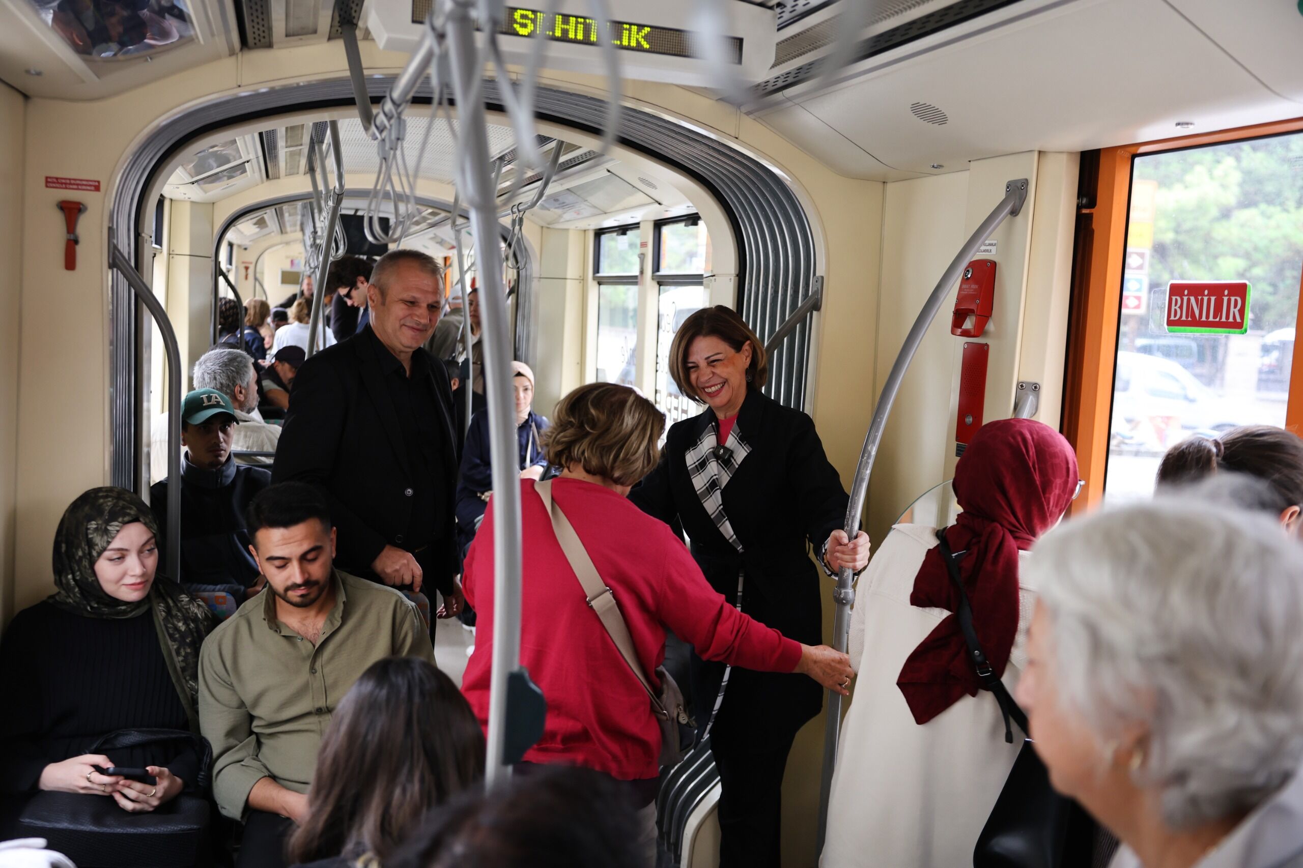 Başkan Ünlüce Avrupa Hareketlilik Haftası'nda tramvayla işe gitti