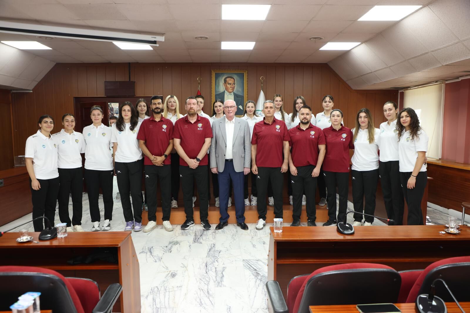 Başkan Kurt, Odunpazarı Spor Kulübü Kadın Hentbol Takımı oyuncularını ağırladı