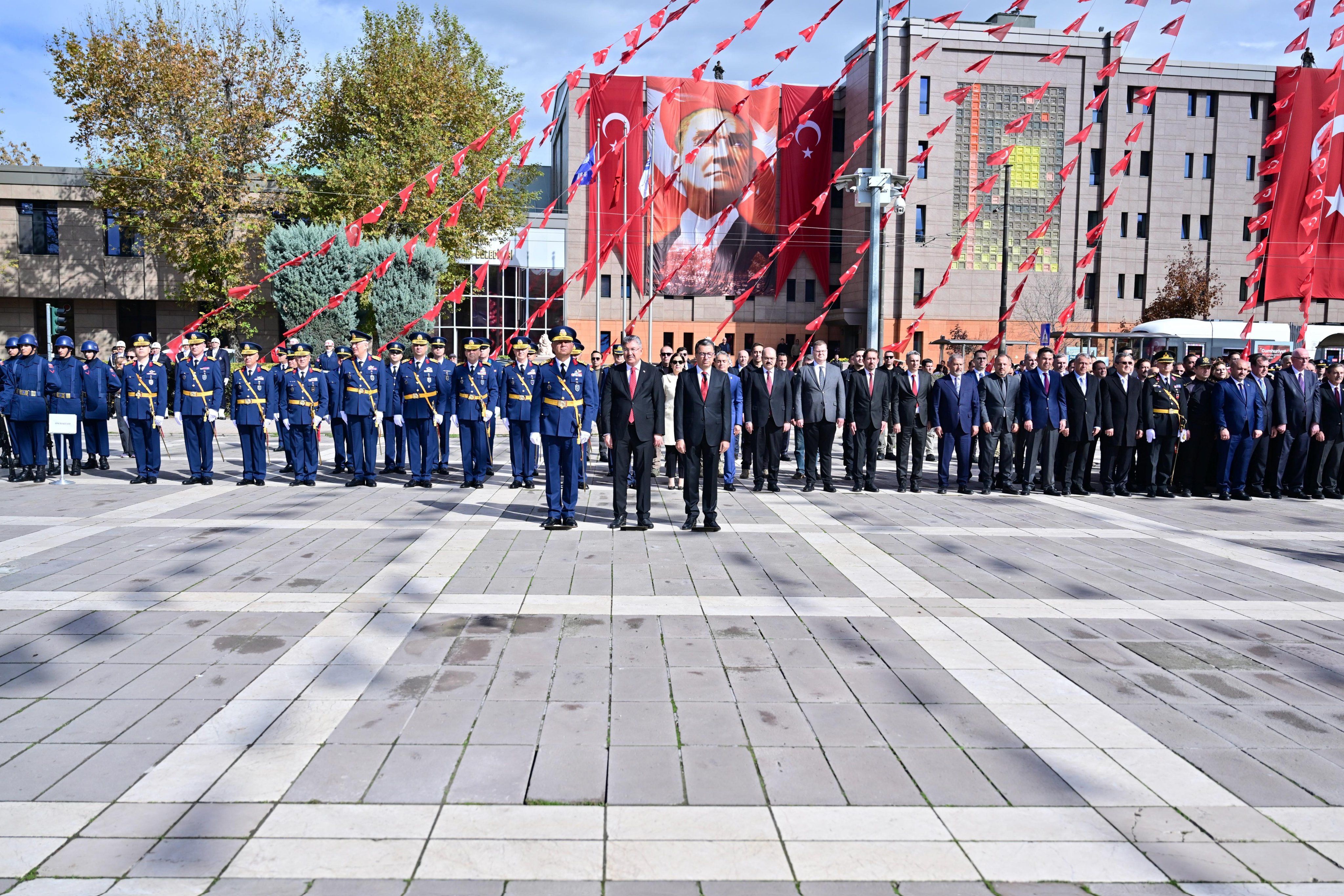 Eskişehir’de Cumhuriyet Bayramı kutlamaları çelenk sunma töreniyle başladı