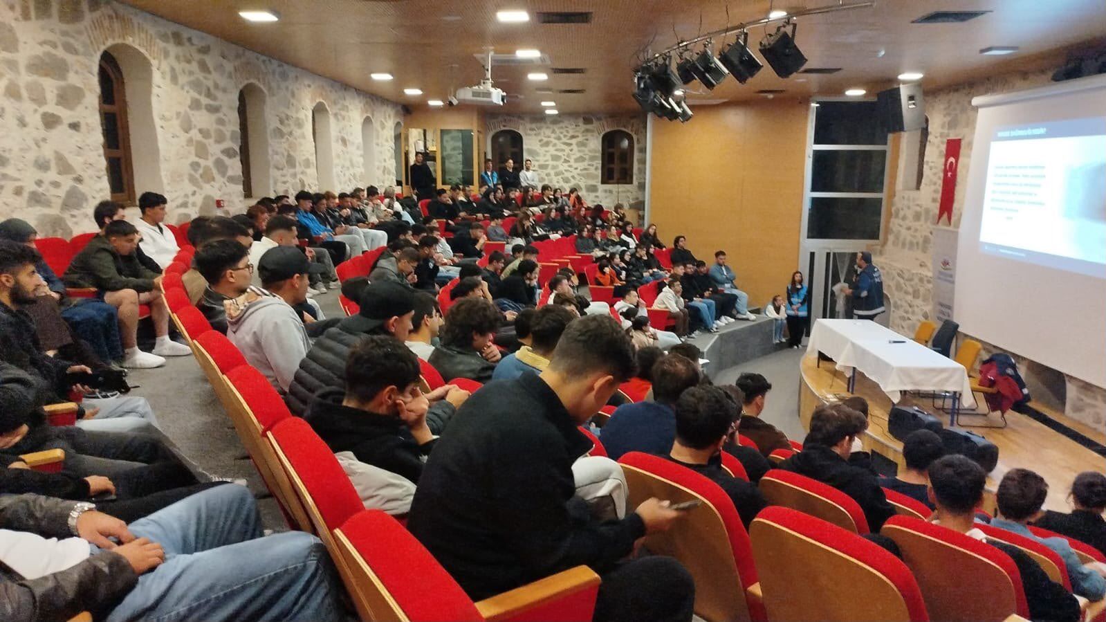 Sivrihisar'da 500 öğrenciye uyuşturucunun zararları anlatıldı
