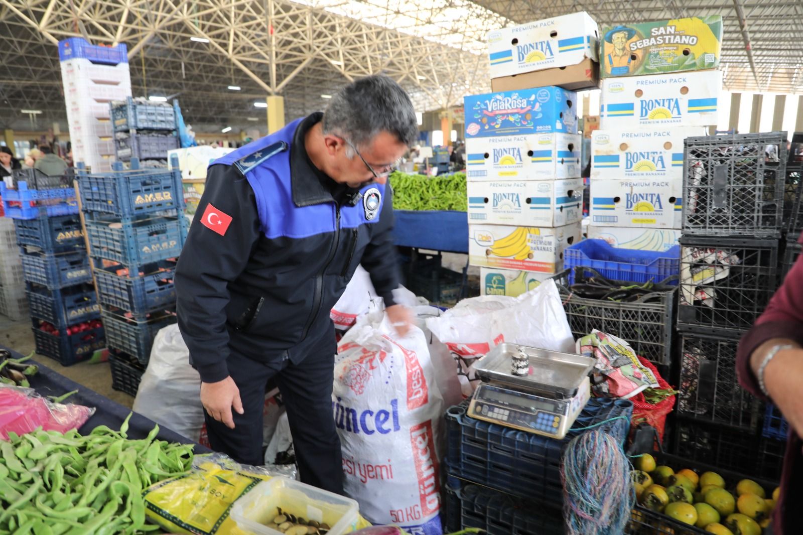 Semt pazarlarında hileli tartı denetimi