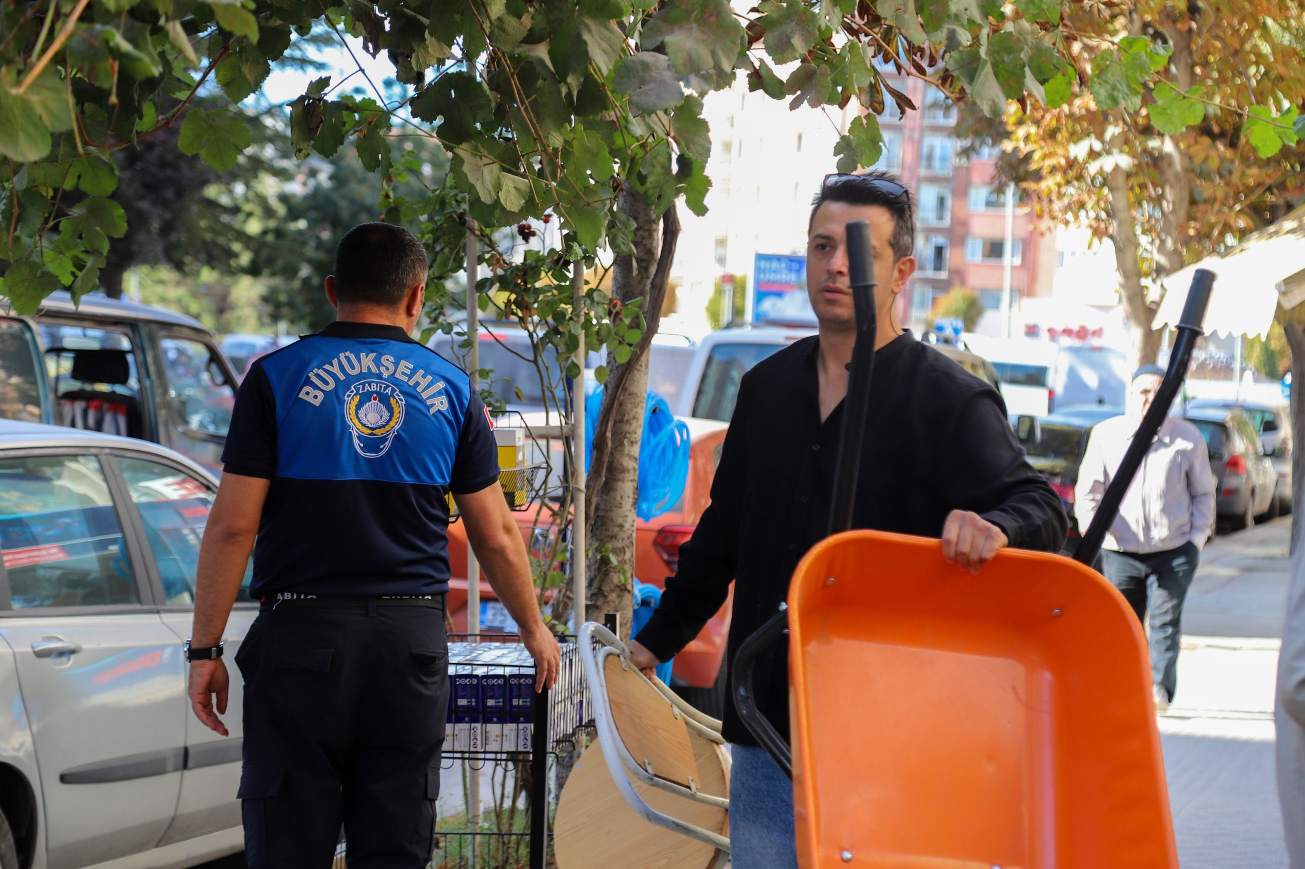 Zabıtadan kaldırım işgali denetimi