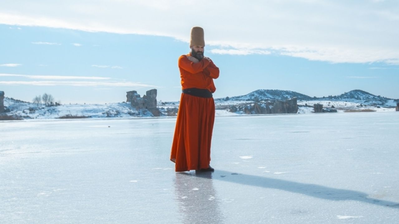Buz tutan göl üzerinde sema gösterisi