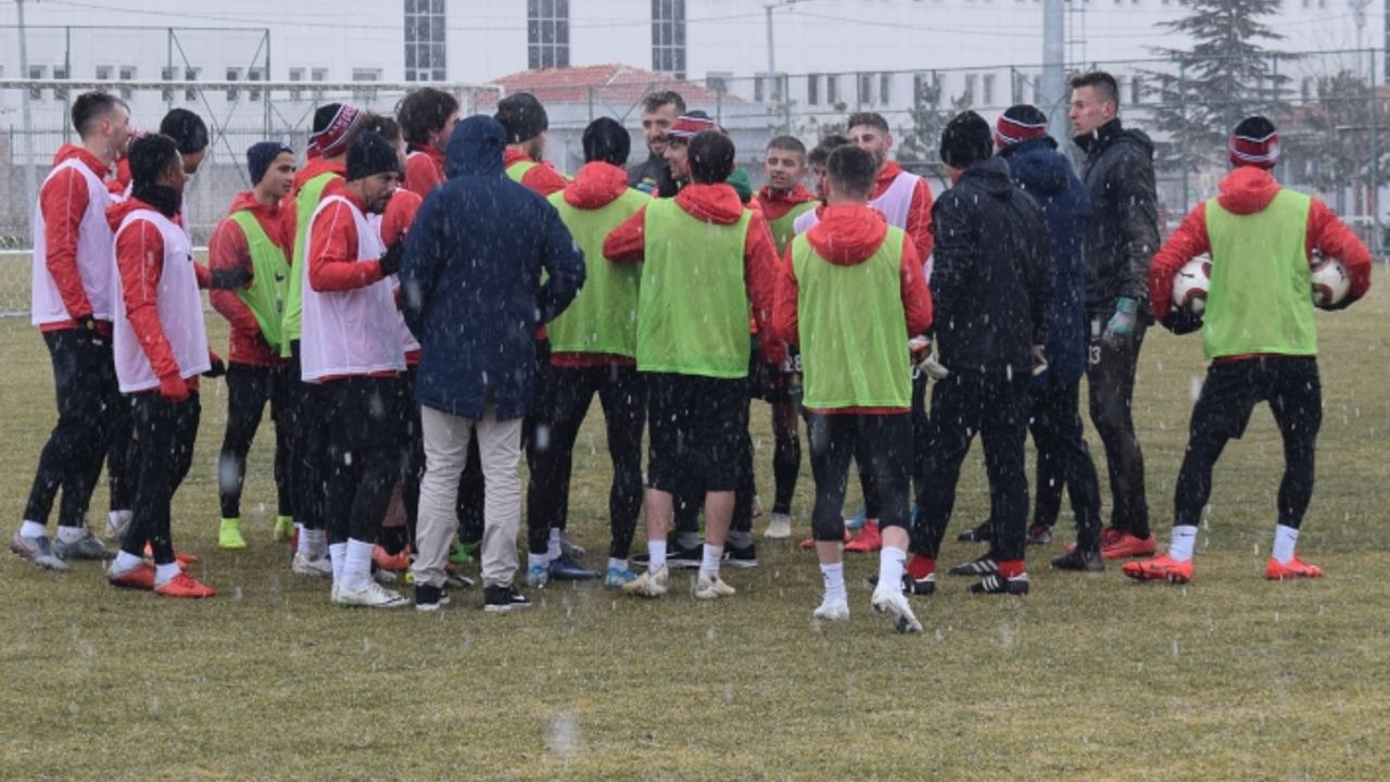 Çalışmalar kar yağışı altında devam etti