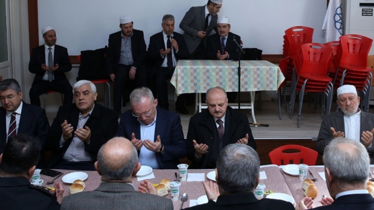 Depremde ölenler için Mevlid-i Şerif okutuldu