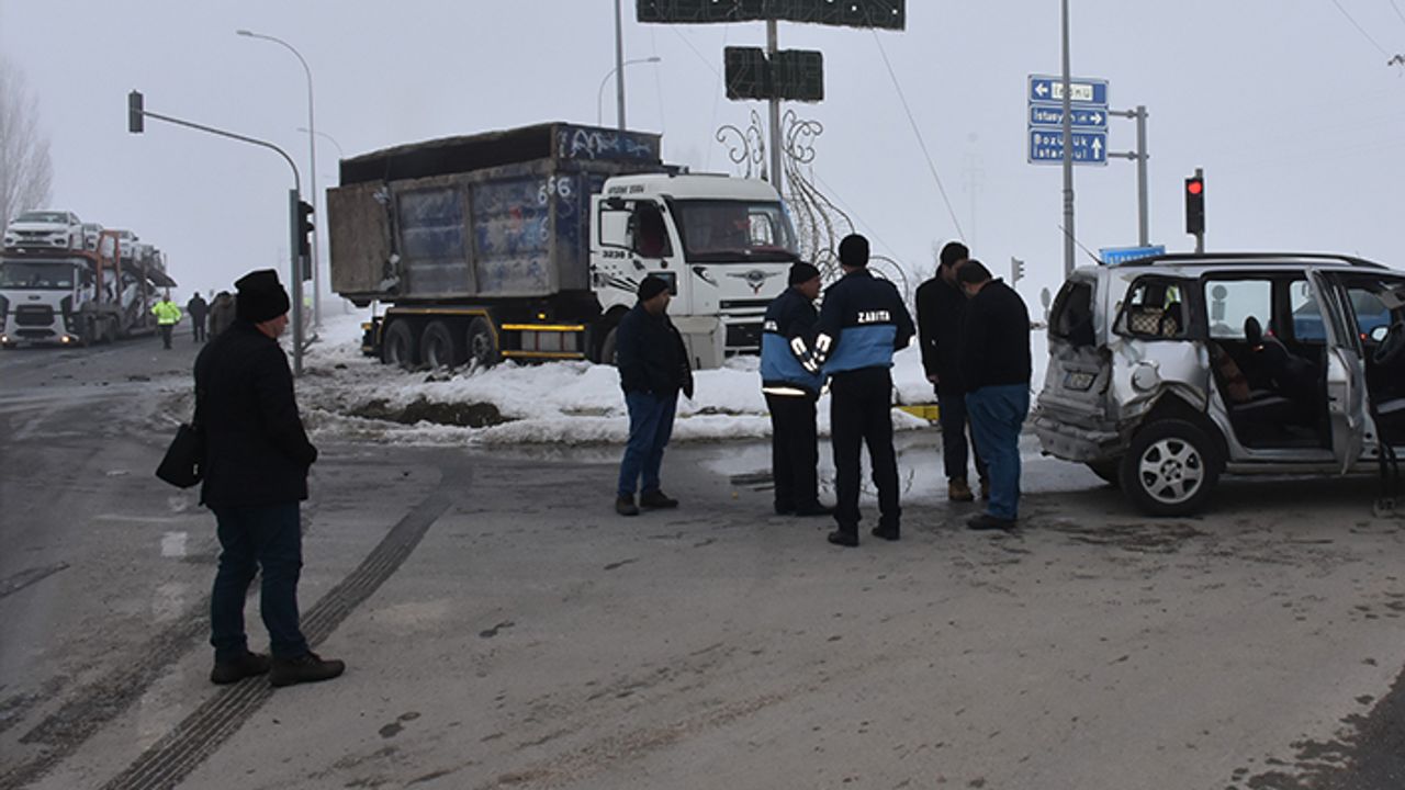 Freni boşalan kamyon yükleri ağza getirdi