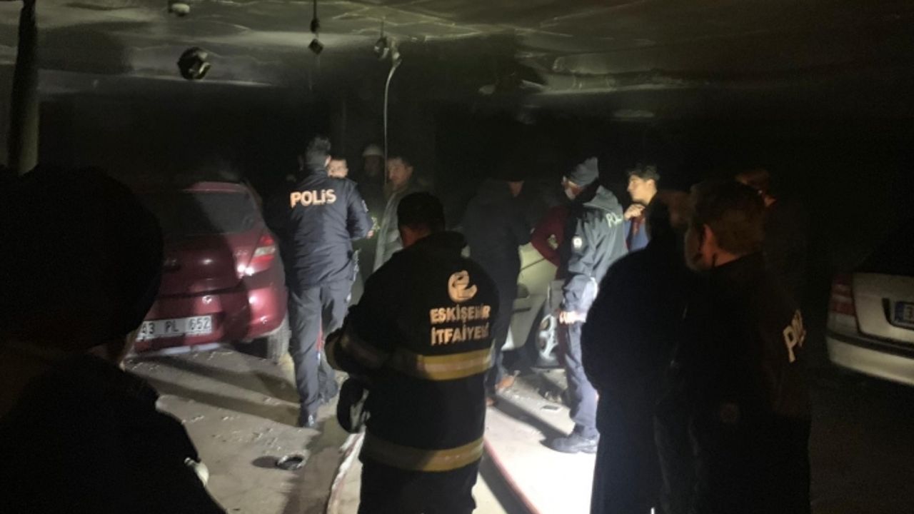 Garaja park edilen araç alev aldı
