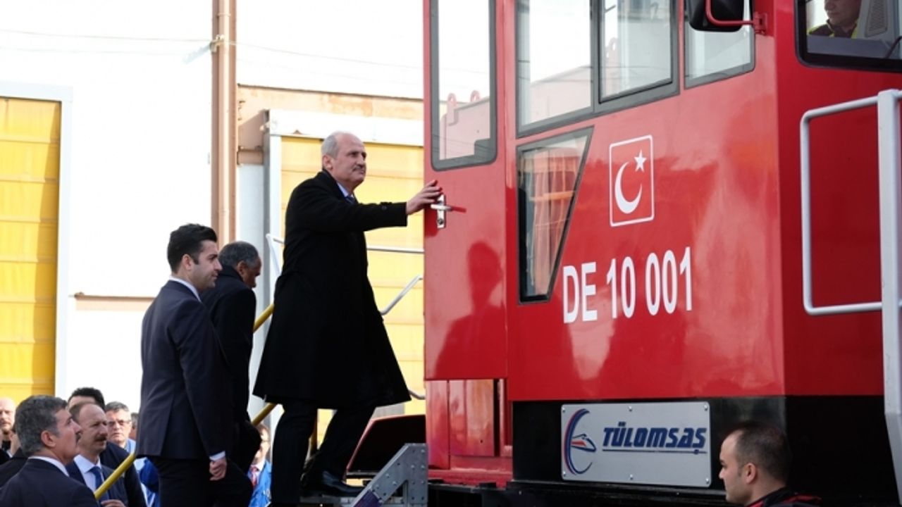 İlk yerli ve milli dizel elektrikli lokomotifi kullandı