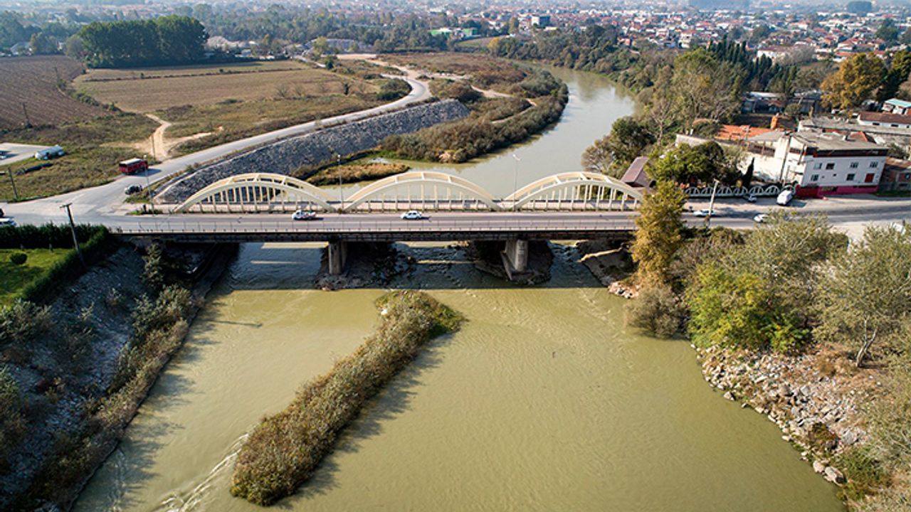 Pis sular Sakarya Nehri'ne akıyor