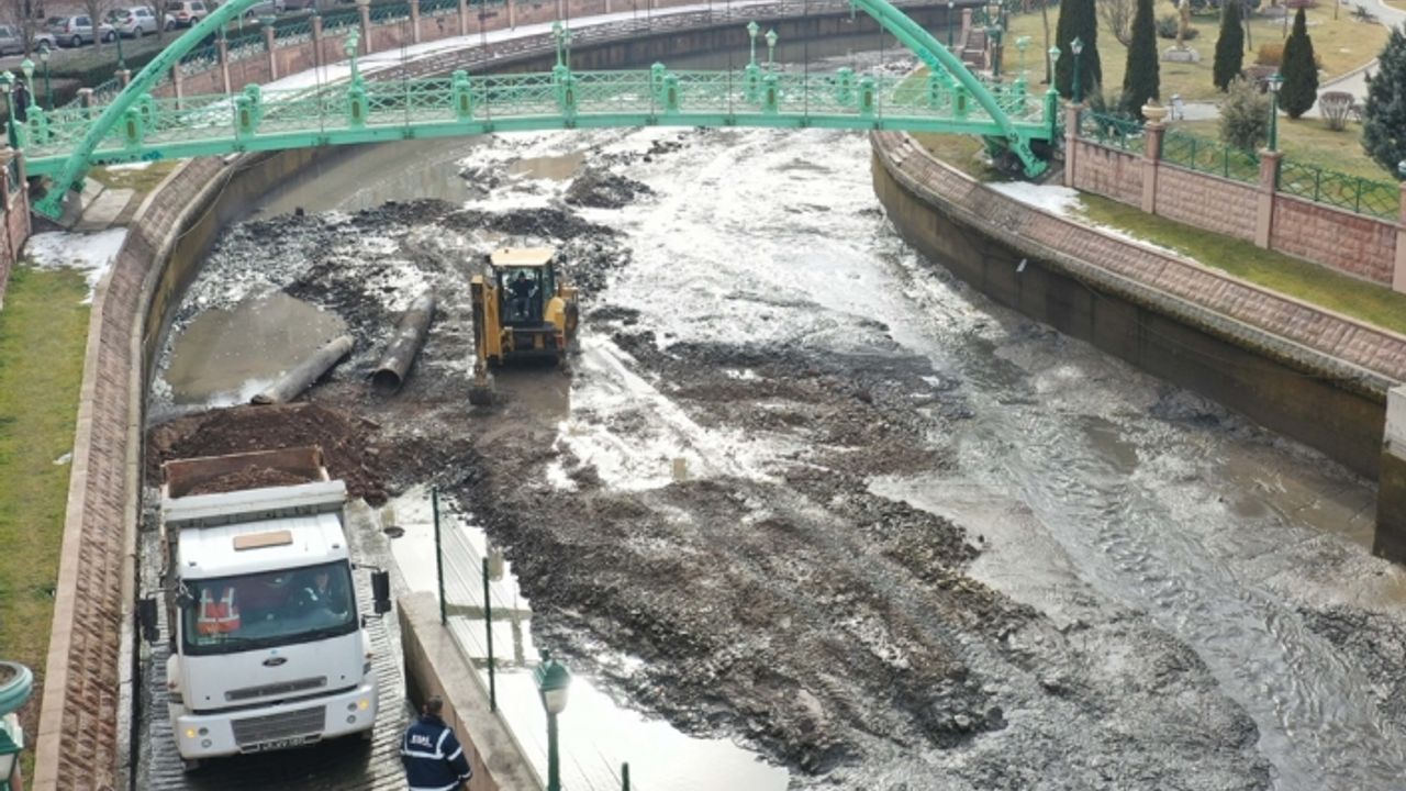 Porsuk Çayı’nda dip temizliği yapılıyor