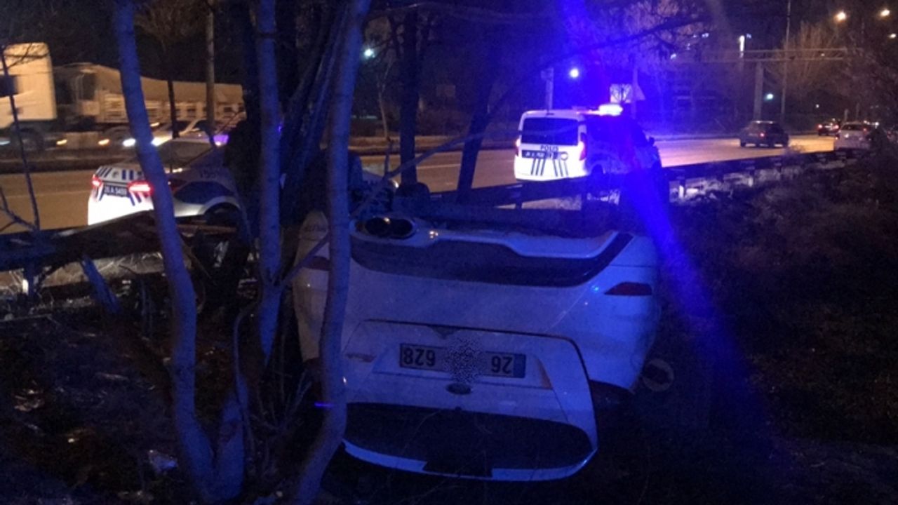 Demir korkuluklara çarparak takla attı