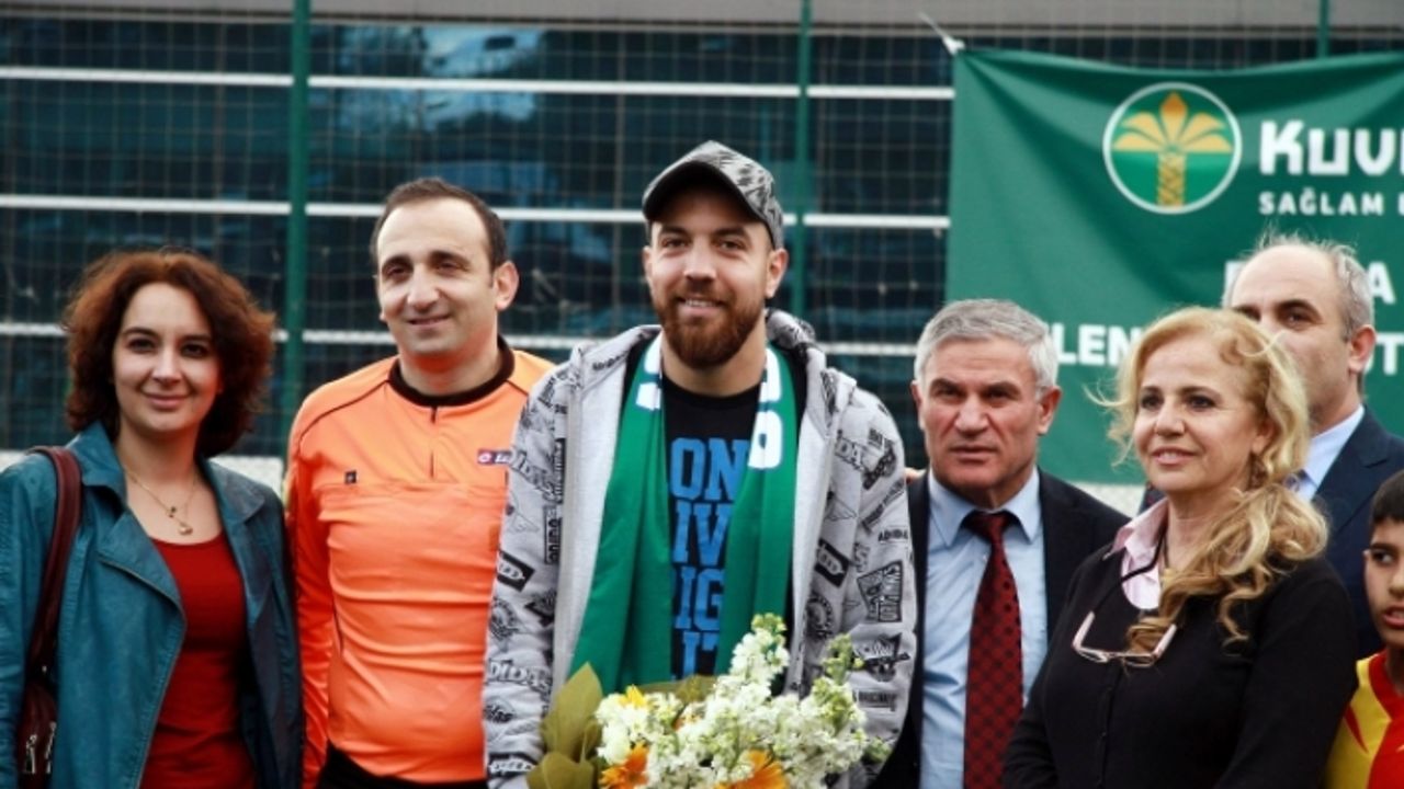 Ünlü futbolcu Survivor'da yarışacak