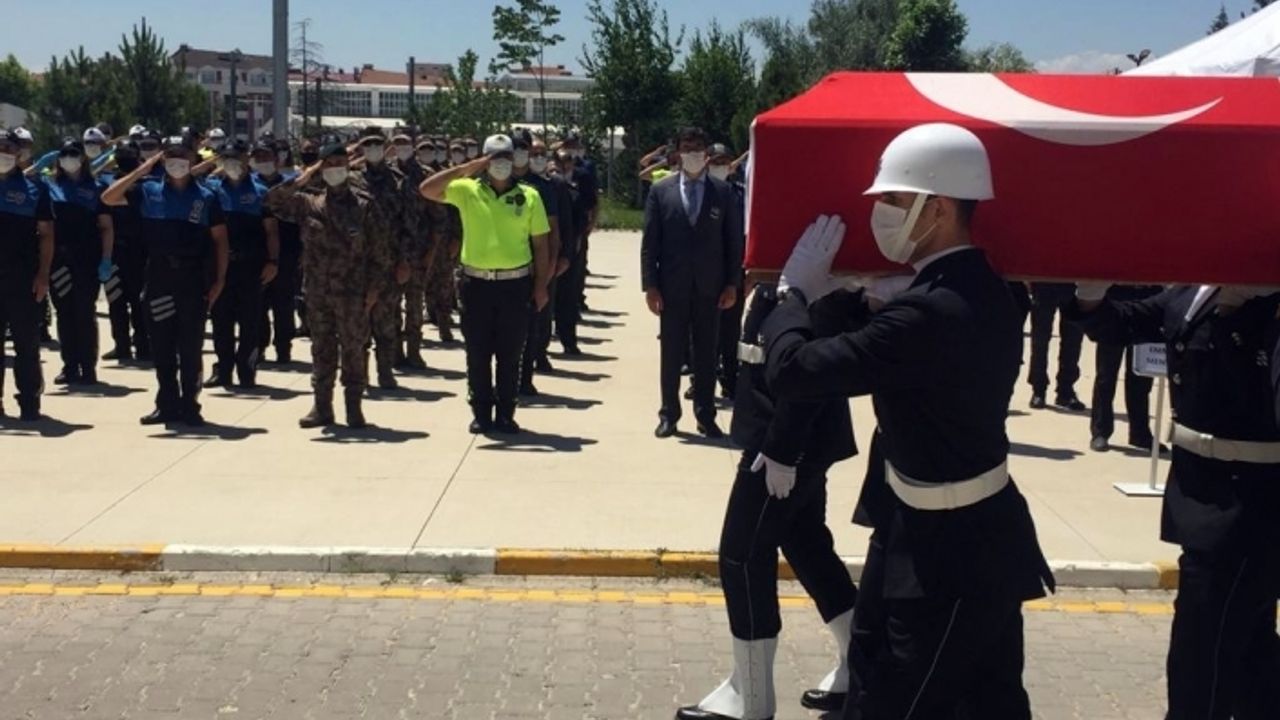 Emekli emniyet müdürü son yolculuğuna uğurlandı