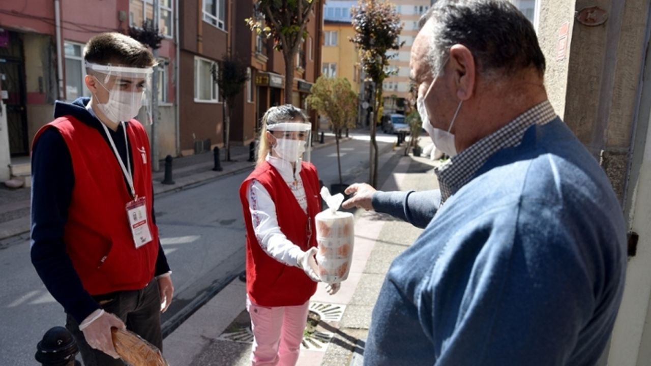 İhtiyaç sahiplerine yemek servisi sürüyor
