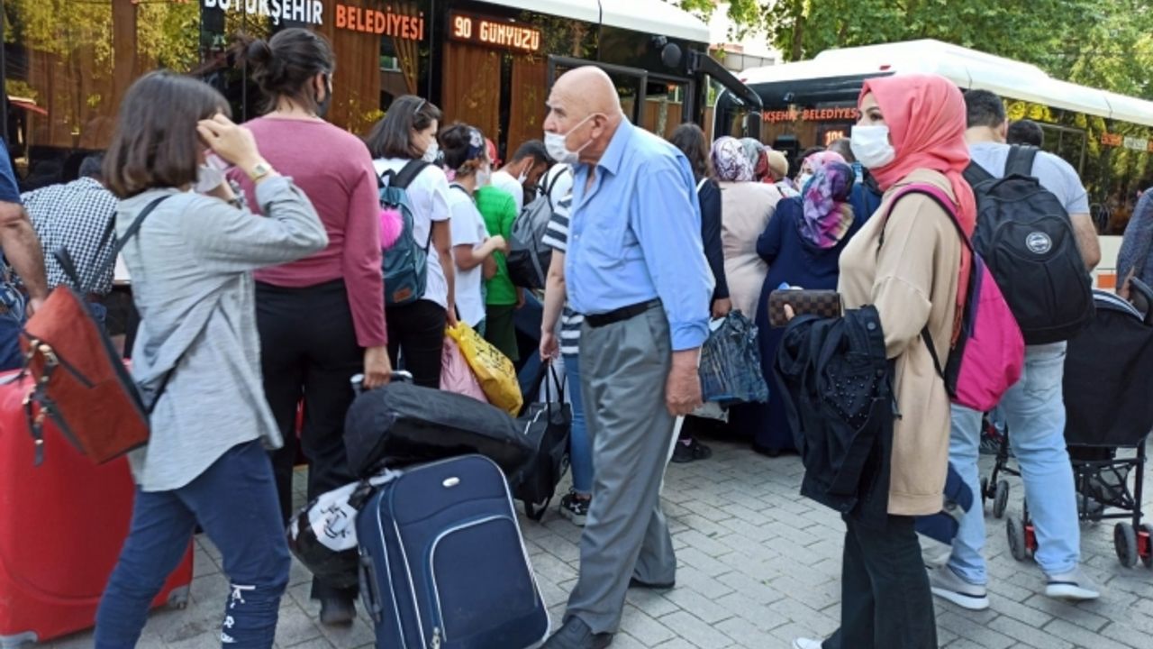 Otobüs duraklarında 'pes dedirten' görüntüler