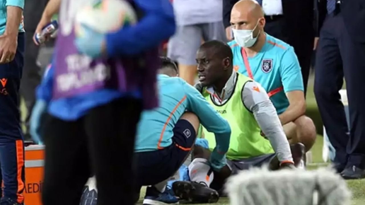 Seyircisiz maçta Demba Ba'ya su şişesi atıldı