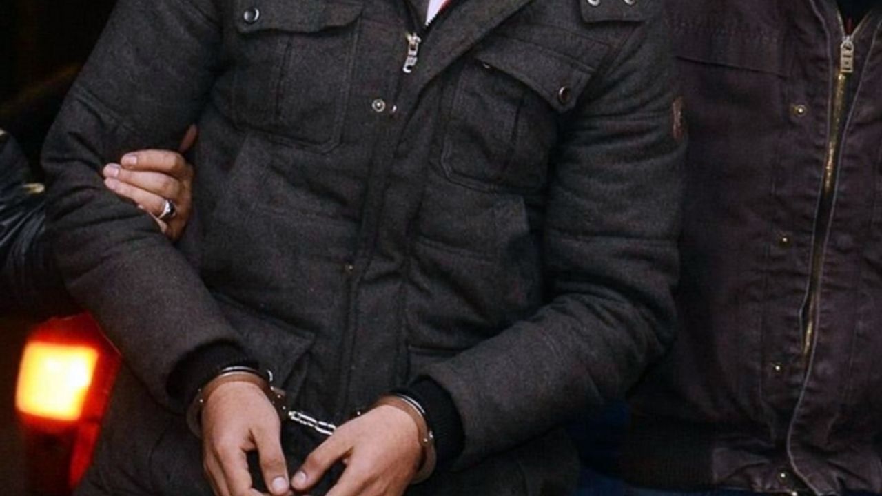 Polise satırla saldırmaya çalıştı!