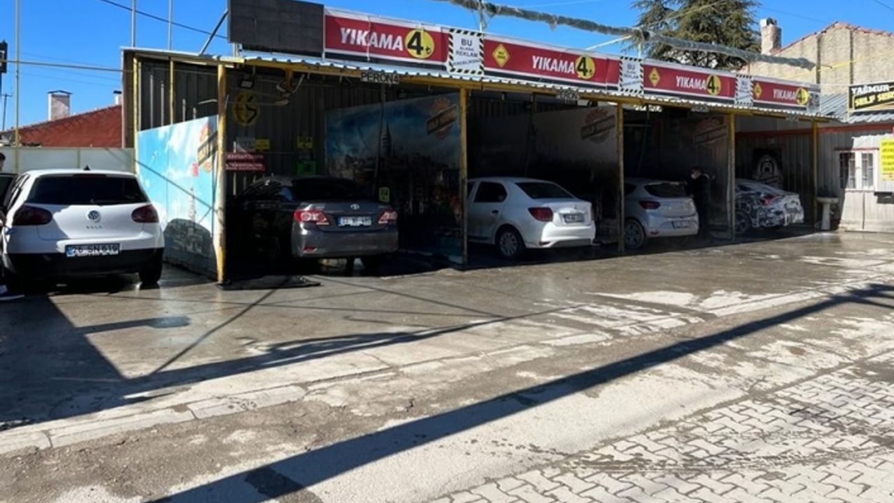 Güneşli hava oto yıkamacıların yüzünü güldürdü