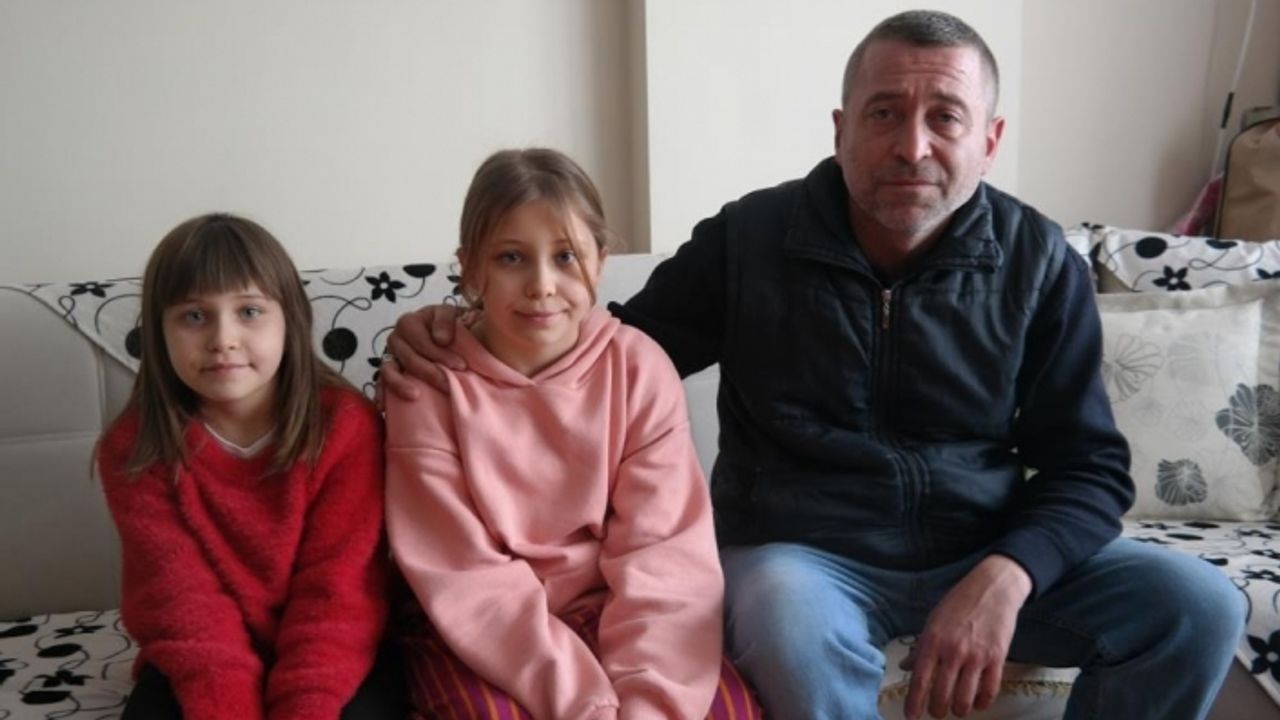 Kızlarına hem anne hem baba oldu
