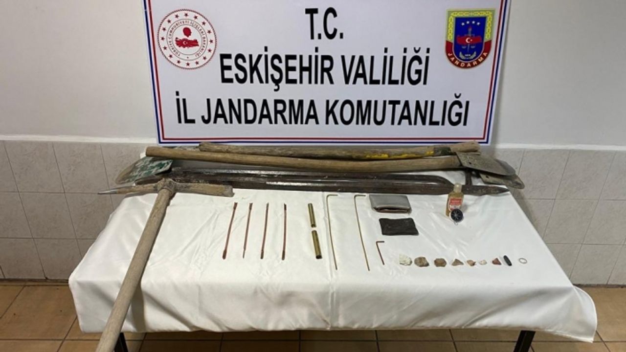 Arkeolojik sit alanında kaçak kazı yapan şüpheliler yakalandı