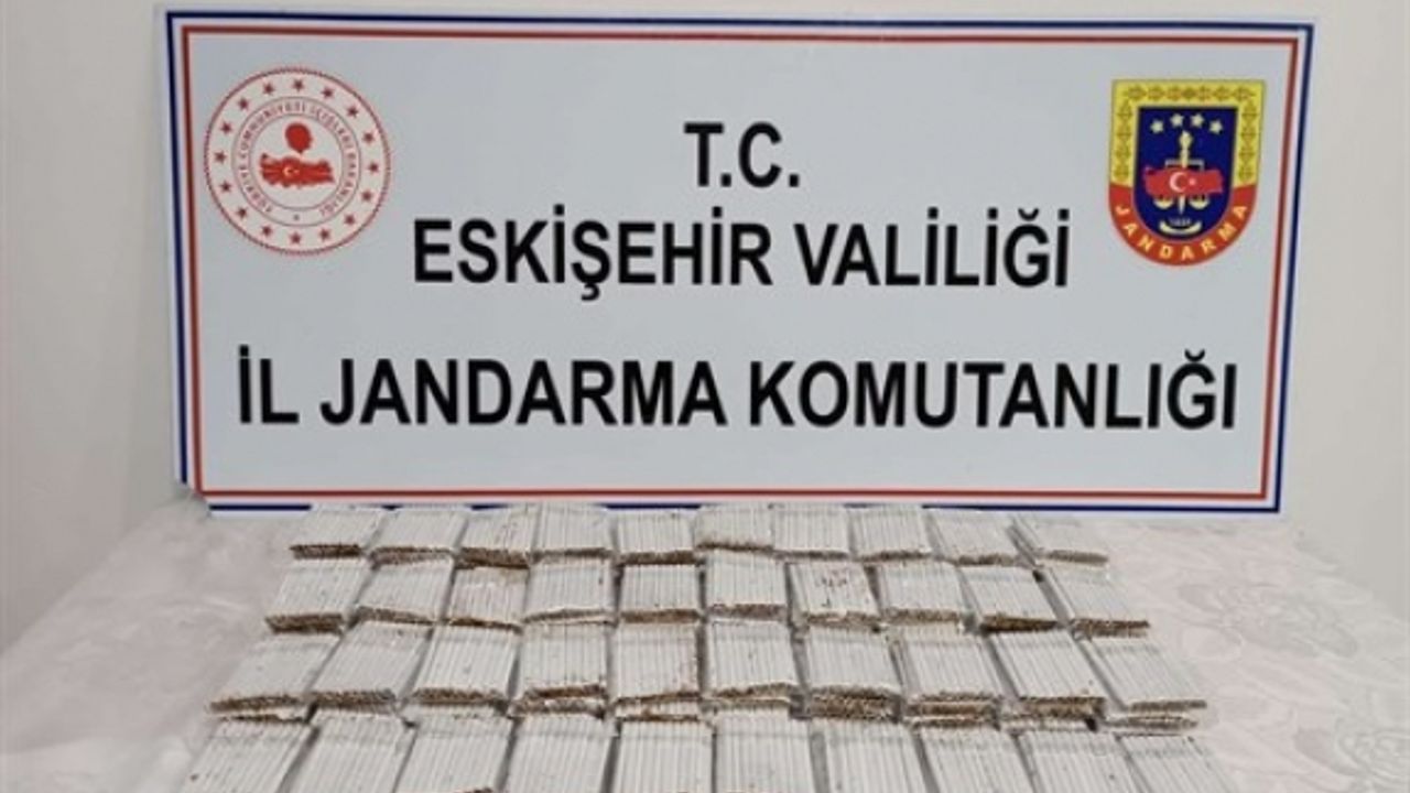 Kaçak sigaraları satmak üzereyken yakayı ele verdi