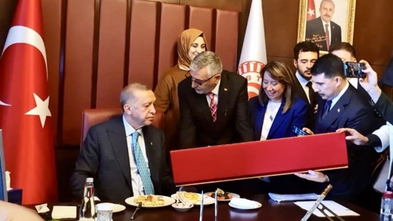 Kadir Bozkurt, Erdoğan'a Ertuğrul Gazi kılıcı hediye etti