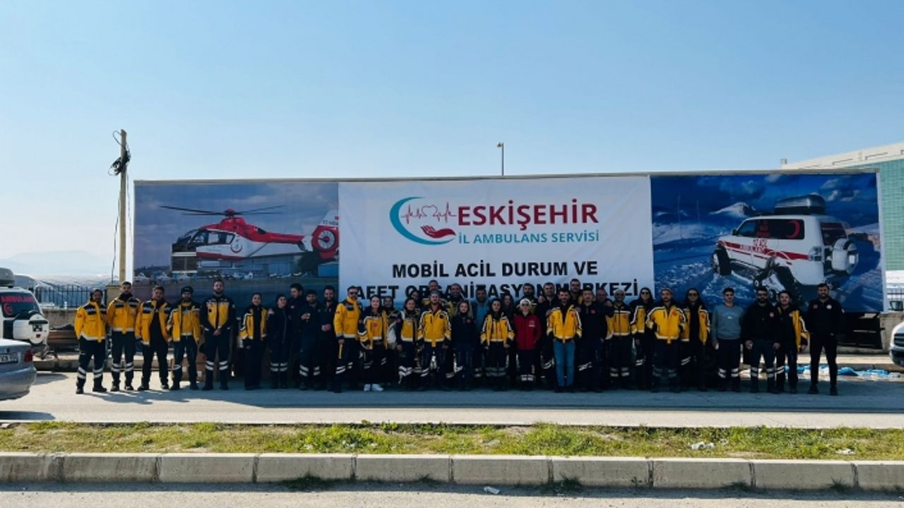 Afet bölgesinde görev yapan sağlık ekipleri yaraları sarıyor