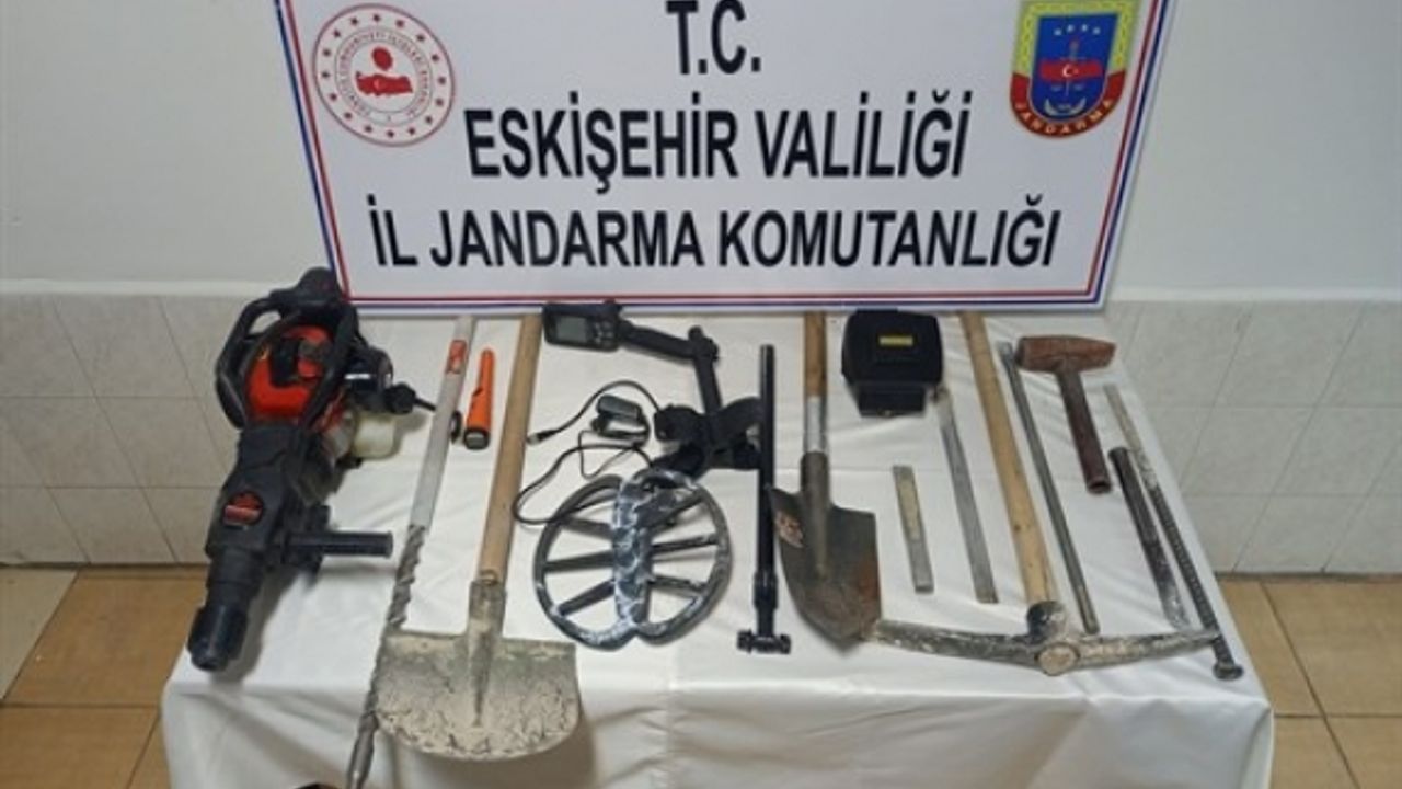 Arkeolojik Sit Alanında kaçak kazı yapan şahıslar yakalandı