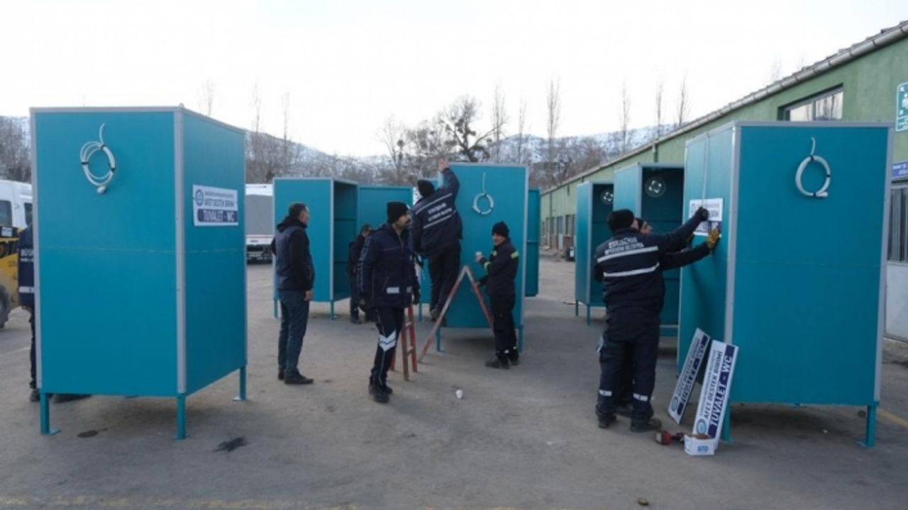 Belediyenin hazırladığı seyyar tuvaletler deprem bölgesine yerleştiriliyor