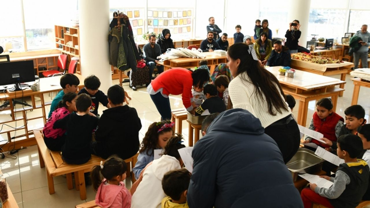Depremzede çocuklar Sukurusu Uygulama Merkezi'nde el yapımı kağıt üretti