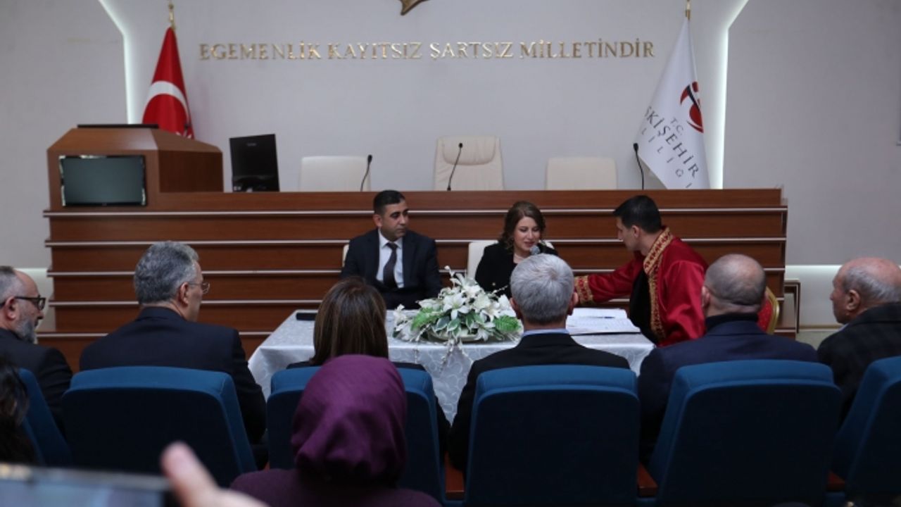 Eskişehir'de depremzede ailenin nikahı kıyıldı Vali Ayyıldız şahitleri oldu
