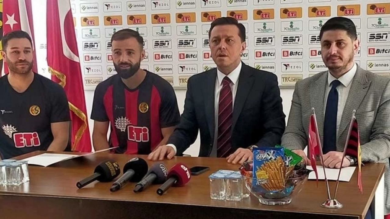 İlk imzalar atıldı! Teşekkürler Hatipoğlu!