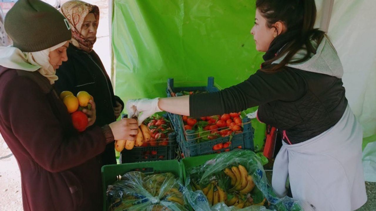 İslahiye'ye kurulan aşevi ve yardım toplama çadırları yaraları sarıyor