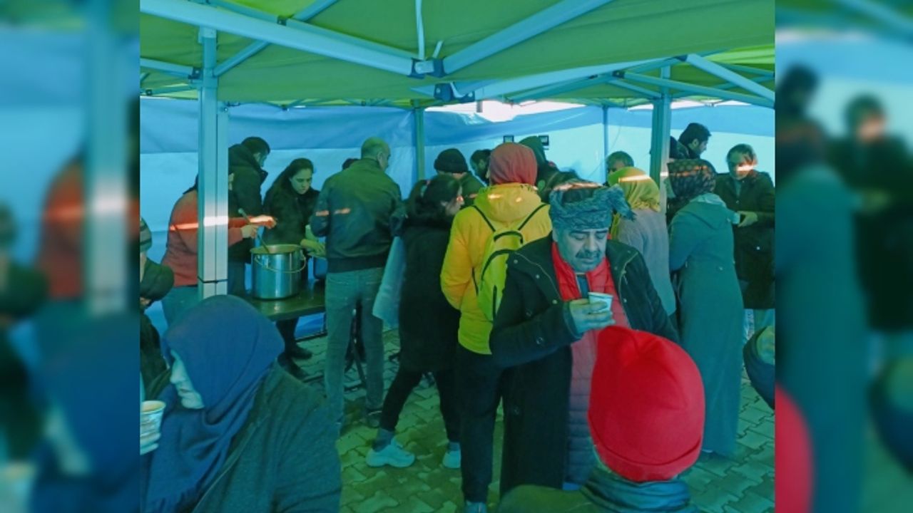 Tepebaşı Aşevi deprem bölgesinde yemek yardımı yapıyor