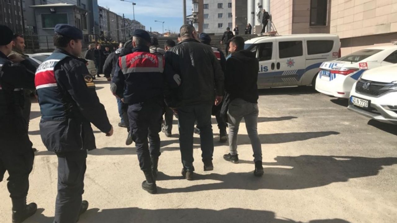 Yurtdışından tır dorsesinde kaçak sigara getirten şüphelilere suçüstü