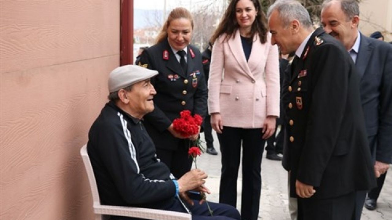 Jandarma Yaşlılar Haftası'nda huzurevini ziyaret etti