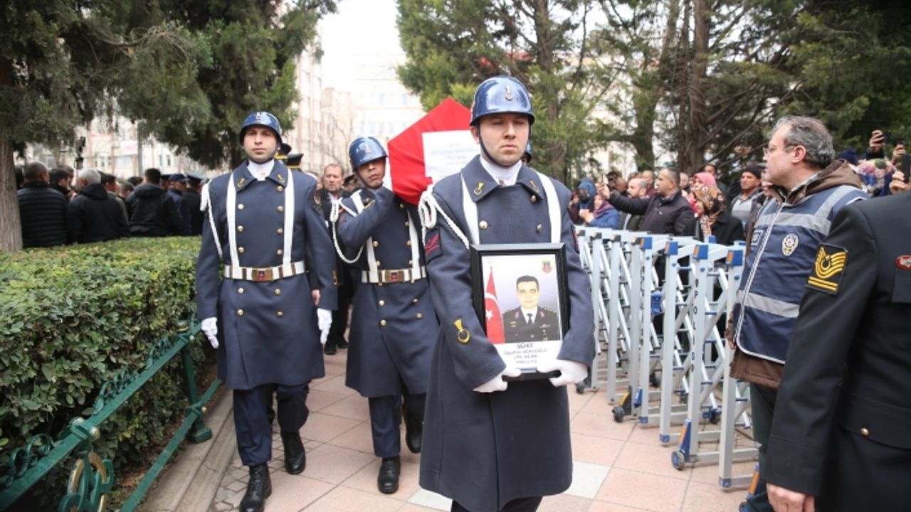 Şehit pilot Oğuzhan Adalıoğlu askeri törenle toprağa verildi