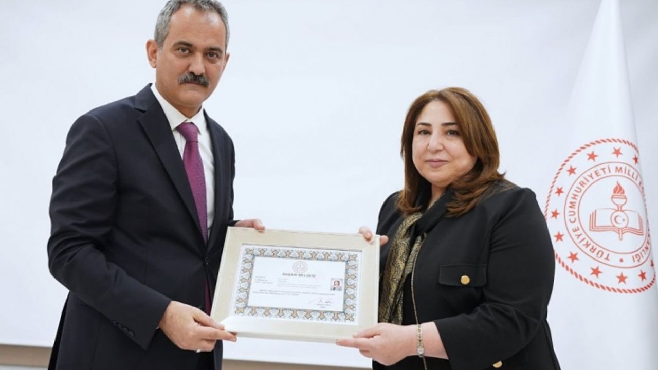 Bakan Özer'den Pervin Töre'ye başarı belgesi