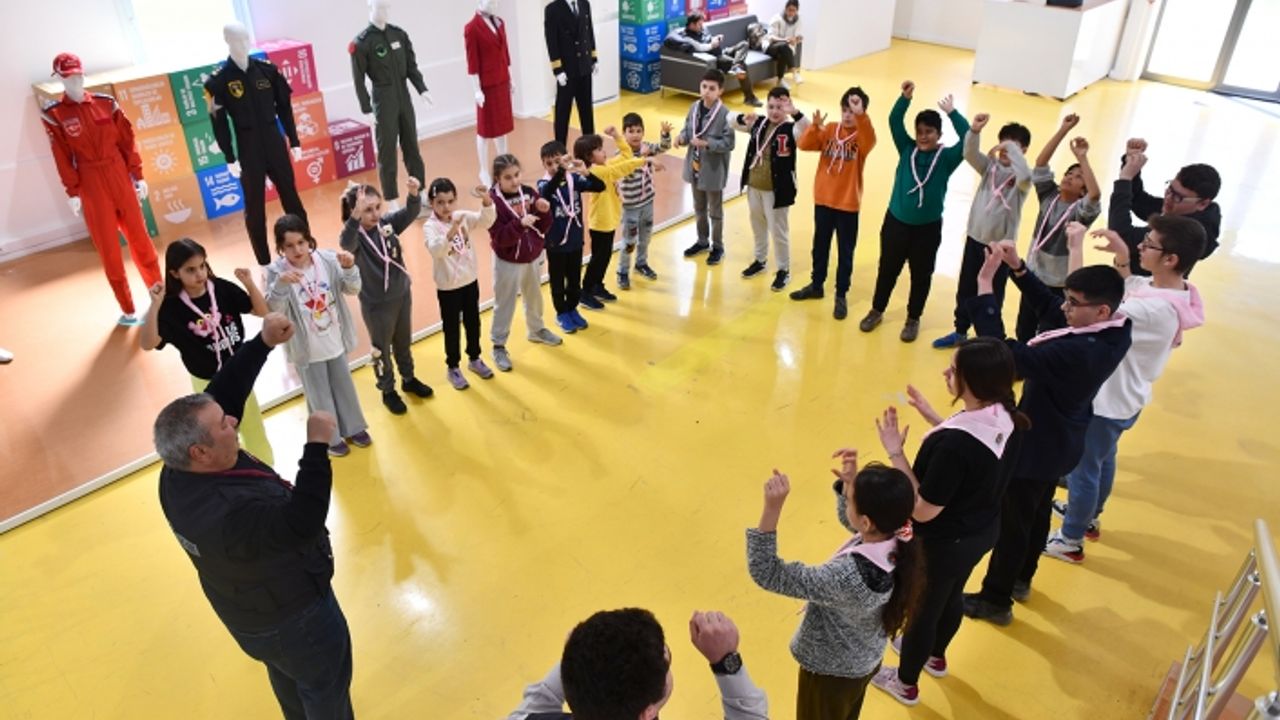 Çocuklar izcilik ve iklimi öğreniyor