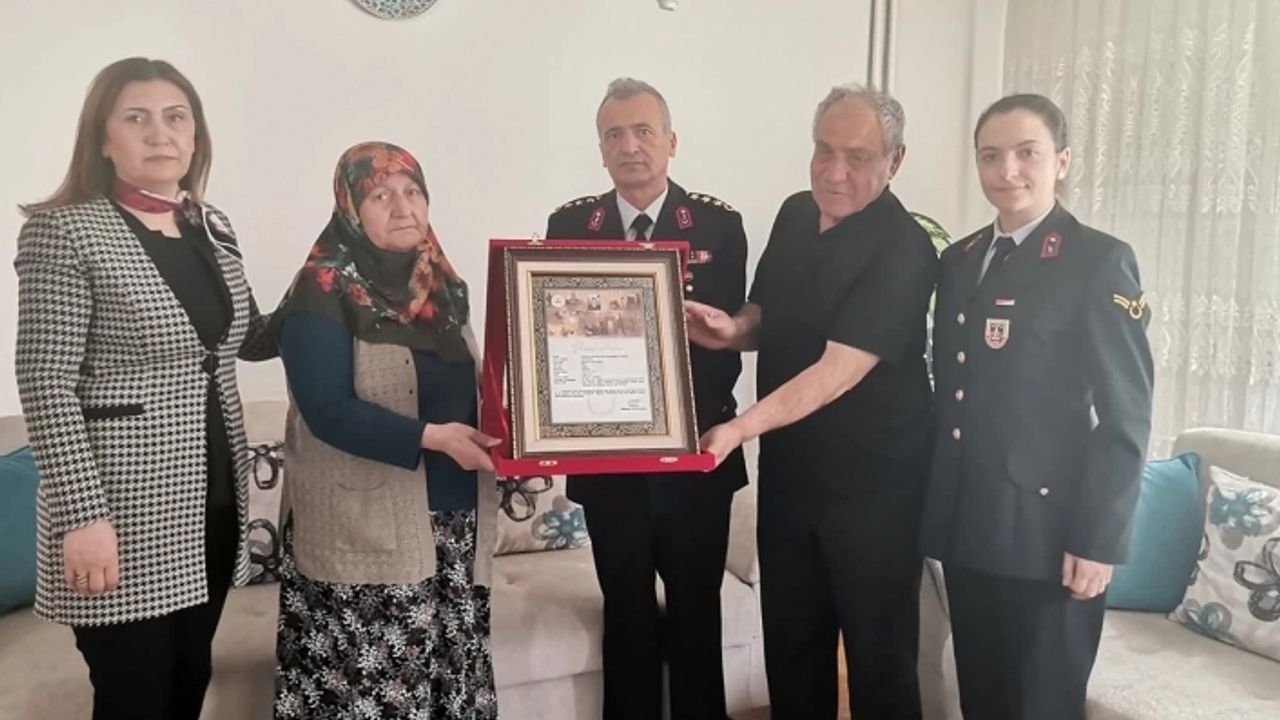 Şehit pilotun ailesine Şehadet Belgesi teslim edildi