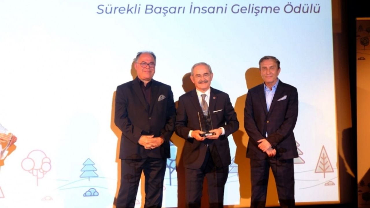 Büyükerşen'e Sürekli Başarı İnsani Geliştirme Ödülü verildi