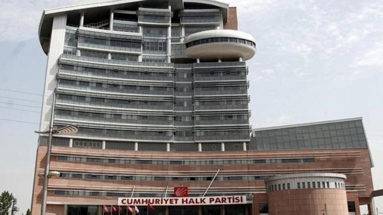 CHP'de 17 MYK üyesinden istifa