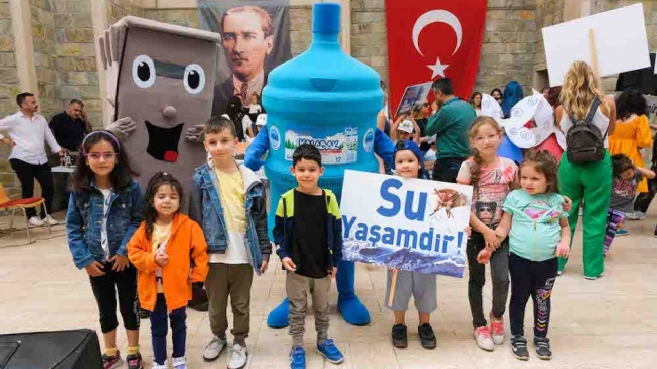 ESKİ Çocuk Şenliği'ne Su Kahramanları ile katıldı