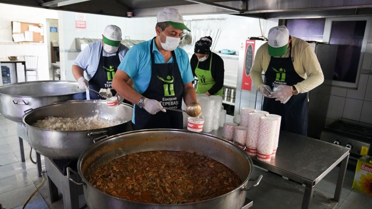 Tepebaşı'ndan ihtiyaç sahiplerine aralıksız sıcak yemek hizmeti